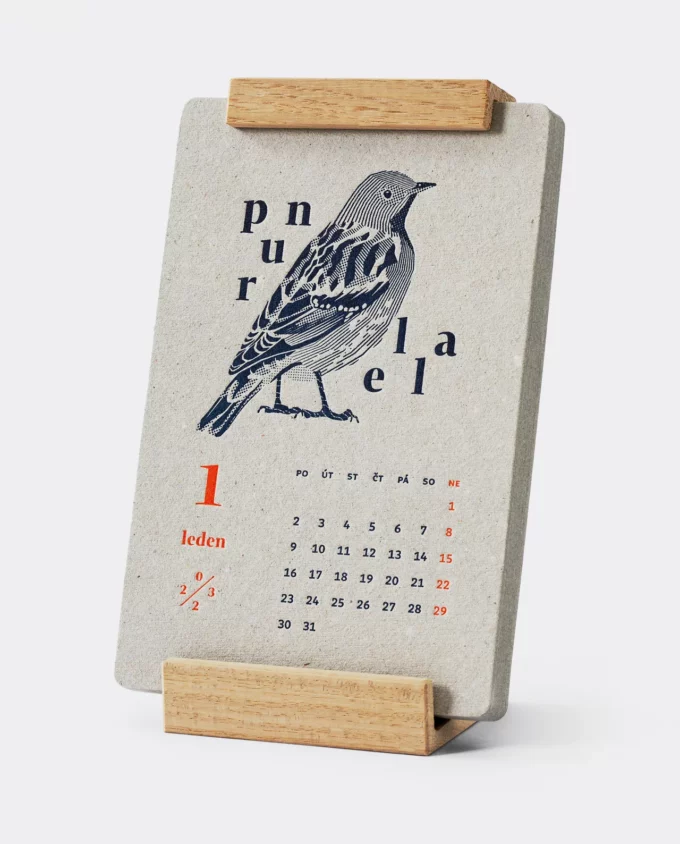 Knihtiskový kalendář typographicus 2023 v dubovém stojánku