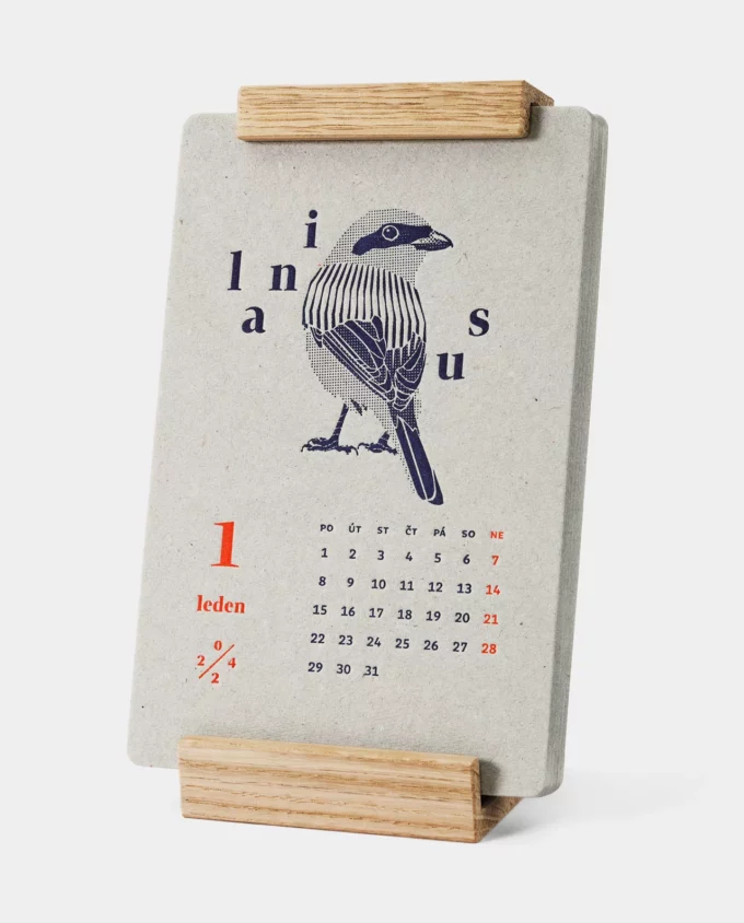Knihtiskový kalendář typographicus 2024 v dubovém stojánku